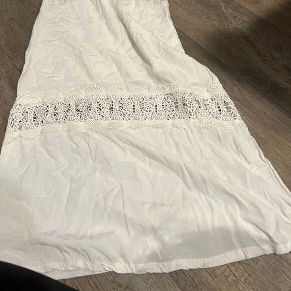 Suboo V Neck White Dress. Size 0. Embroidered Floral Details - Picture 6 of 11